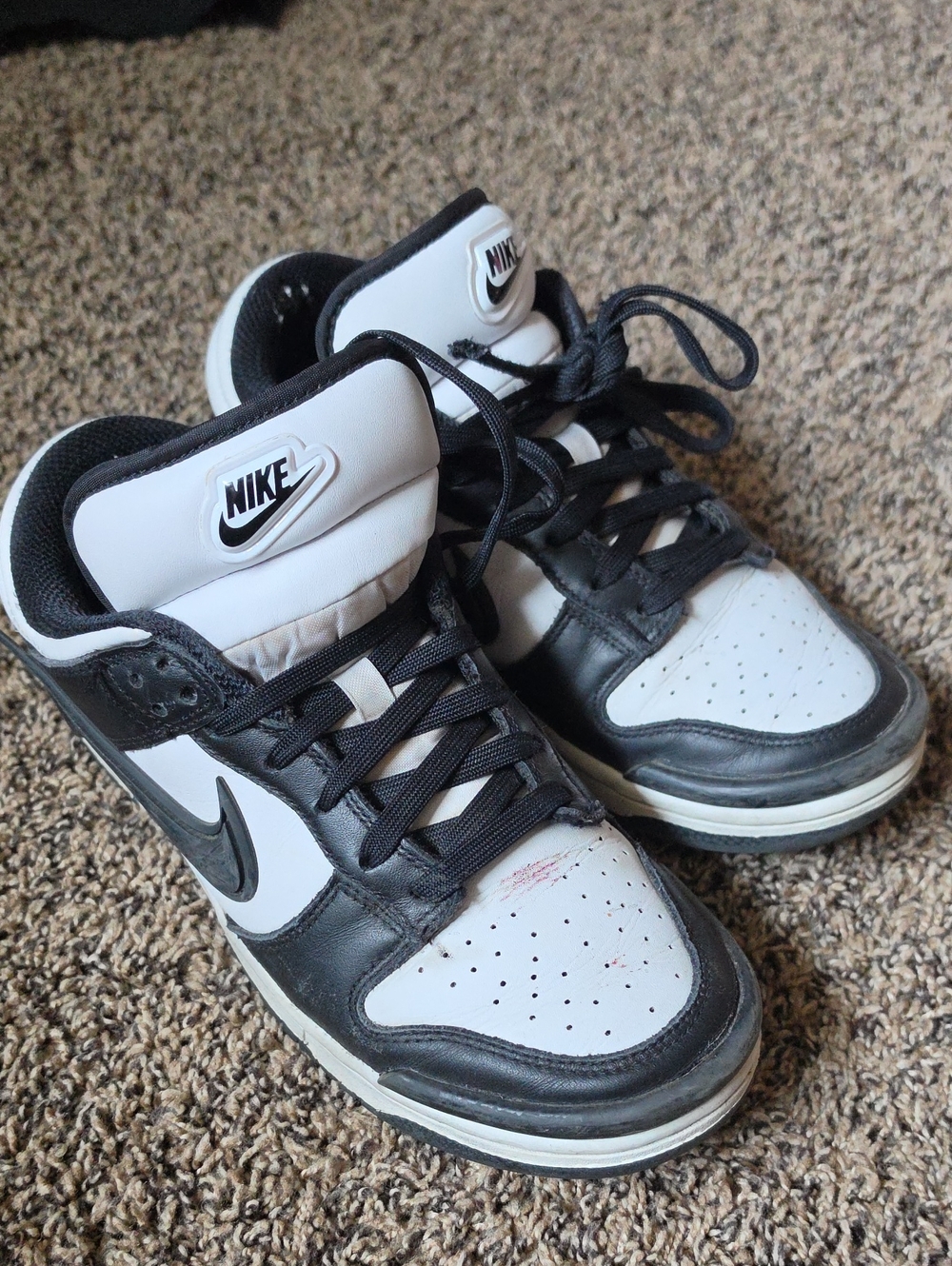 Nike Men’s Black and White Low-Top Sneakers